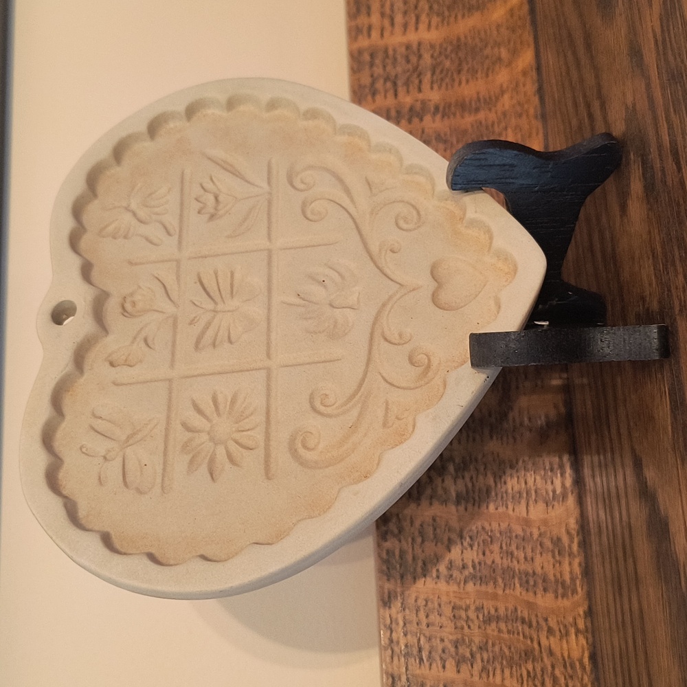 Vintage Gardens Of The Heart Cookie Mold - Picture 4 of 16